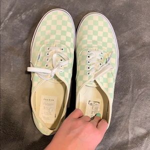 men size 10... cute for girls too !! barley worn